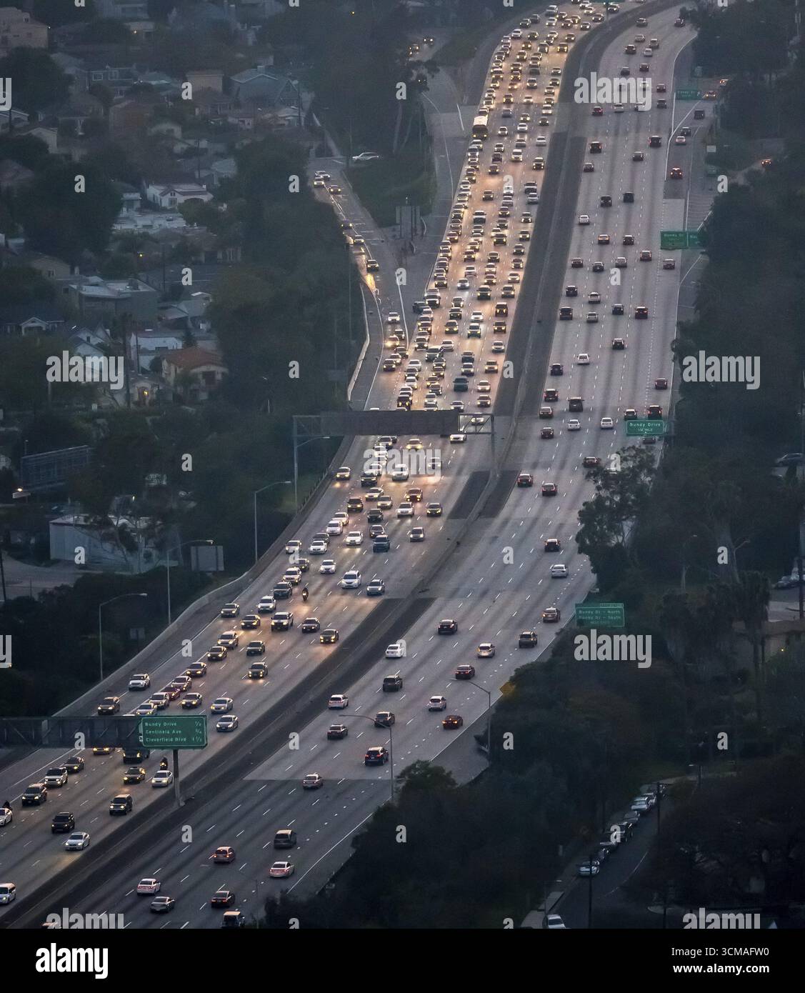 Traffico serale sulla superstrada 405, Interstate 405, Los Angeles, Los Angeles County, California, USA, Stati Uniti, vista aerea, vista dall'alto, fotogr Foto Stock