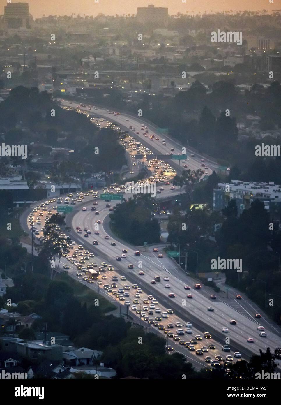 Traffico serale sulla superstrada 405, Interstate 405, Los Angeles, Los Angeles County, California, USA, Stati Uniti, vista aerea, vista dall'alto, fotogr Foto Stock