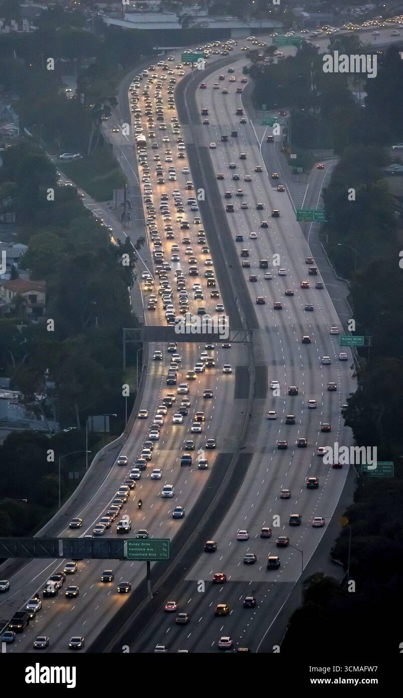 Traffico serale sulla superstrada 405, Interstate 405, Los Angeles, Los Angeles County, California, USA, Stati Uniti, vista aerea, vista dall'alto, fotogr Foto Stock