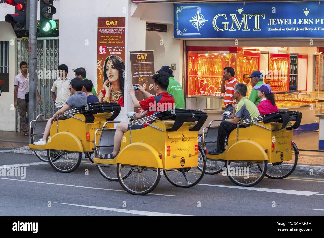 Risciò gialli, scene di strada, Serangoon Road, quartiere Little India, Singapore, Asia, viaggi, turismo, destinazione, visite turistiche, asiatico, scuse Foto Stock