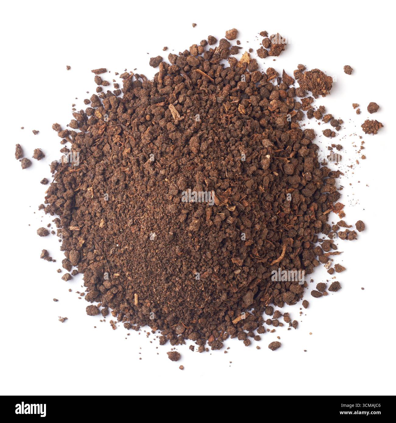 mucchio di terreno di compost marrone scuro con consistenza granulare, pezzi sciolti sparsi intorno ai bordi, sfondo bianco isolato, preso dall'alto Foto Stock