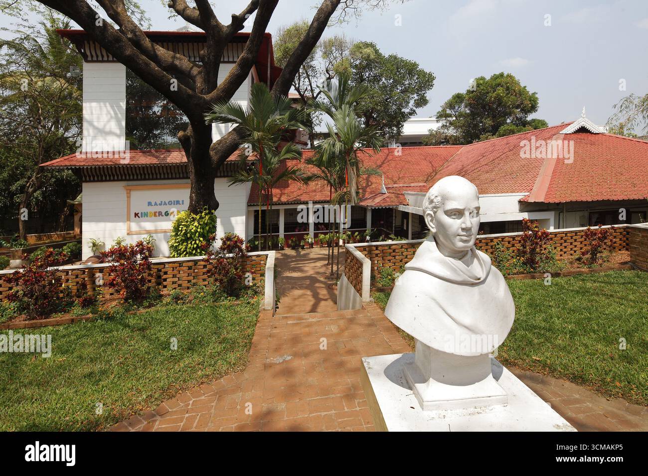 Rajagiri Public School, scuola pubblica cattolica con scuola materna e classi secondarie all'aperto di livello 1, ElAr, Ochanathuruthu, Asia, Kerala, India, UE Foto Stock