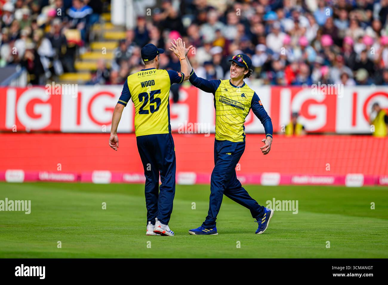 WARWICKSHIRE, REGNO UNITO. 13 settembre: Oli Orr di Hampshire Hawks (a destra) festeggia con il compagno di squadra Chris Wood di Hampshire Hawks (a sinistra) dopo aver preso il pallone e licenziato Saif Zaib di Northamptonshire Steelbacks durante Northamptonshire Steelbacks vs Hampshire Hawks - Vitality Blast semifinale all'Edgbaston Cricket Ground sabato 13 settembre 2025 nel WARWICKSHIRE, REGNO UNITO. Crediti: Taka Wu/Alamy Live News Foto Stock