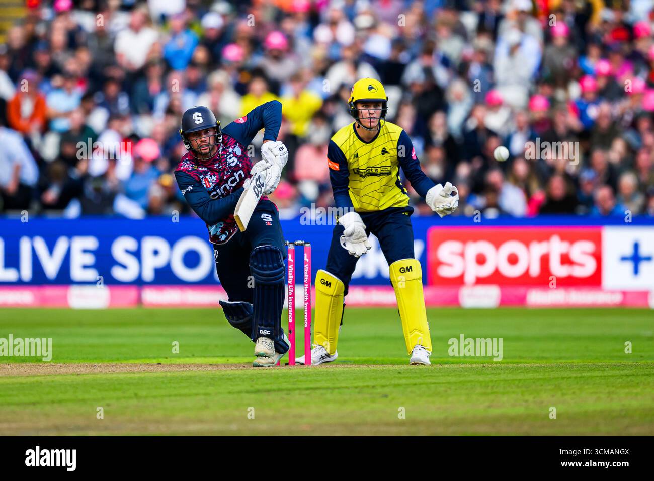WARWICKSHIRE, REGNO UNITO. 13 settembre: Justin Broad of Northamptonshire Steelbacks (a sinistra) e Toby Albert of Hampshire Hawks (a destra) in azione durante Northamptonshire Steelbacks vs Hampshire Hawks - Vitality Blast semifinale all'Edgbaston Cricket Ground sabato 13 settembre 2025 nel WARWICKSHIRE, REGNO UNITO. Crediti: Taka Wu/Alamy Live News Foto Stock