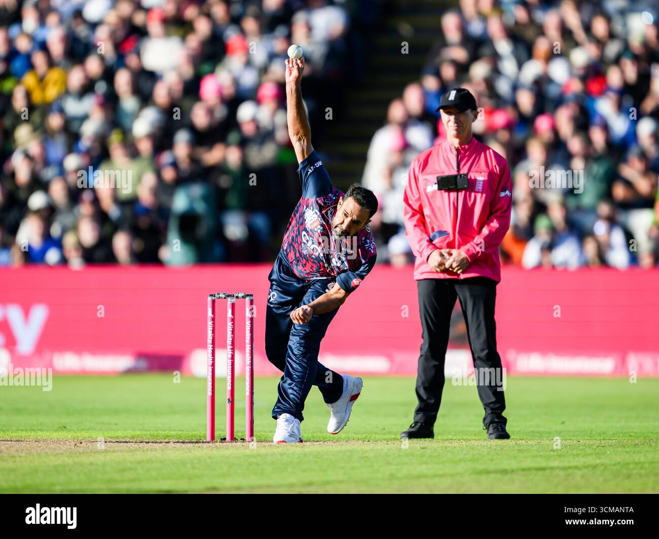 WARWICKSHIRE, REGNO UNITO. 13 settembre: Ravi Bopara del Northamptonshire Steelbacks (a sinistra) in azione durante Northamptonshire Steelbacks vs Hampshire Hawks - Vitality Blast semifinale all'Edgbaston Cricket Ground sabato 13 settembre 2025 nel WARWICKSHIRE, REGNO UNITO. Crediti: Taka Wu/Alamy Live News Foto Stock