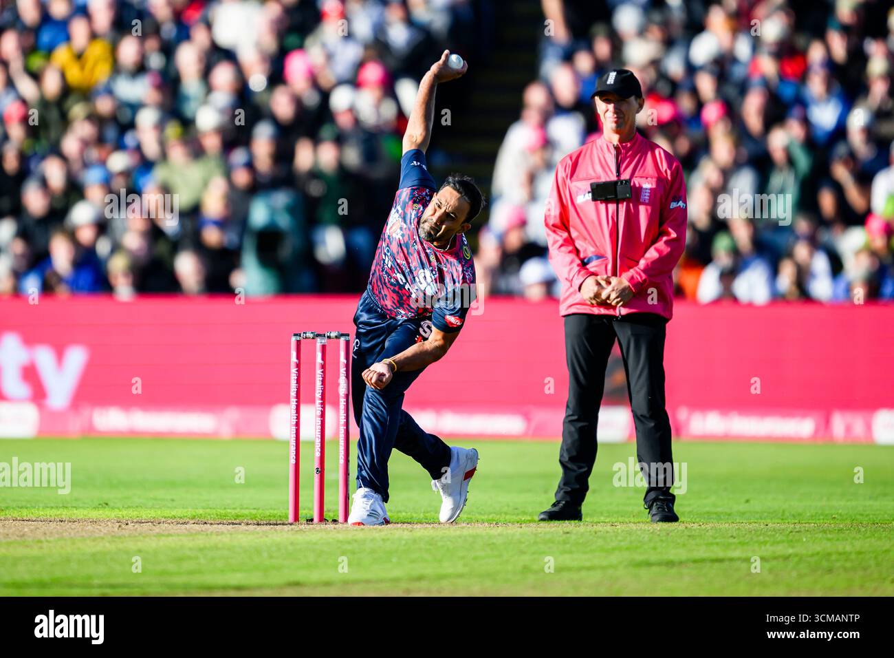 WARWICKSHIRE, REGNO UNITO. 13 settembre: Ravi Bopara del Northamptonshire Steelbacks (a sinistra) in azione durante Northamptonshire Steelbacks vs Hampshire Hawks - Vitality Blast semifinale all'Edgbaston Cricket Ground sabato 13 settembre 2025 nel WARWICKSHIRE, REGNO UNITO. Crediti: Taka Wu/Alamy Live News Foto Stock