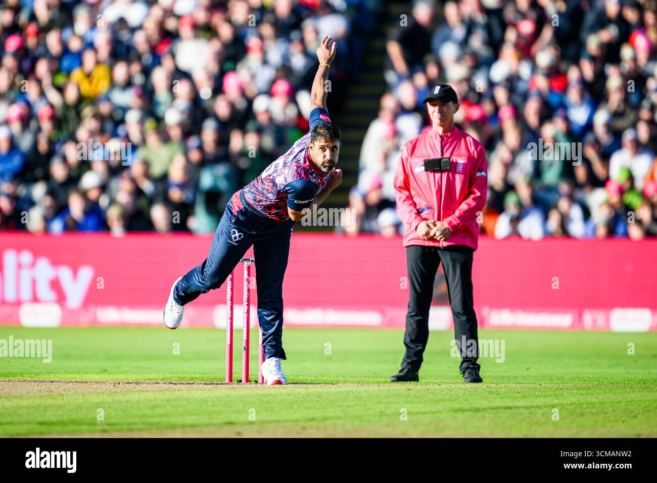 WARWICKSHIRE, REGNO UNITO. 13 settembre: Ravi Bopara del Northamptonshire Steelbacks (a sinistra) in azione durante Northamptonshire Steelbacks vs Hampshire Hawks - Vitality Blast semifinale all'Edgbaston Cricket Ground sabato 13 settembre 2025 nel WARWICKSHIRE, REGNO UNITO. Crediti: Taka Wu/Alamy Live News Foto Stock