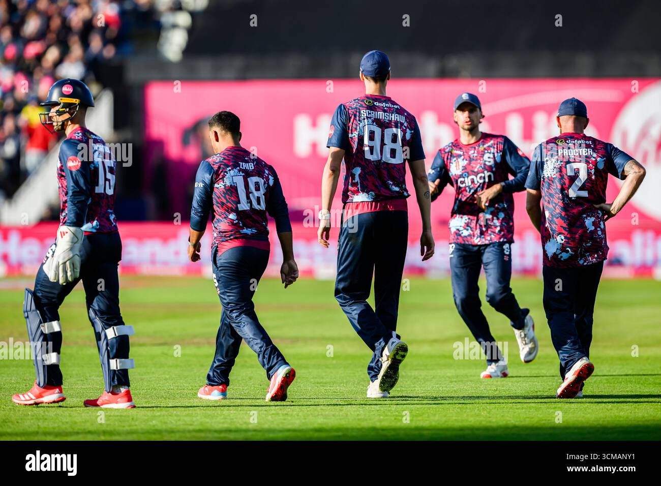 WARWICKSHIRE, REGNO UNITO. 13 settembre: George Scrimshaw del Northamptonshire Steelbacks (centro) celebra dopo aver preso palla lanciata da Saif Zaib del Northamptonshire Steelbacks (a sinistra) e aver preso il wicket da Ben Mayes dell'Hampshire Hawks Steelbacks durante Northamptonshire Steelbacks vs Hampshire Hawks - Vitality Blast semifinale all'Edgbaston Cricket Ground sabato 13 settembre 2025 nel WARWICKSHIRE, REGNO UNITO. Crediti: Taka Wu/Alamy Live News Foto Stock