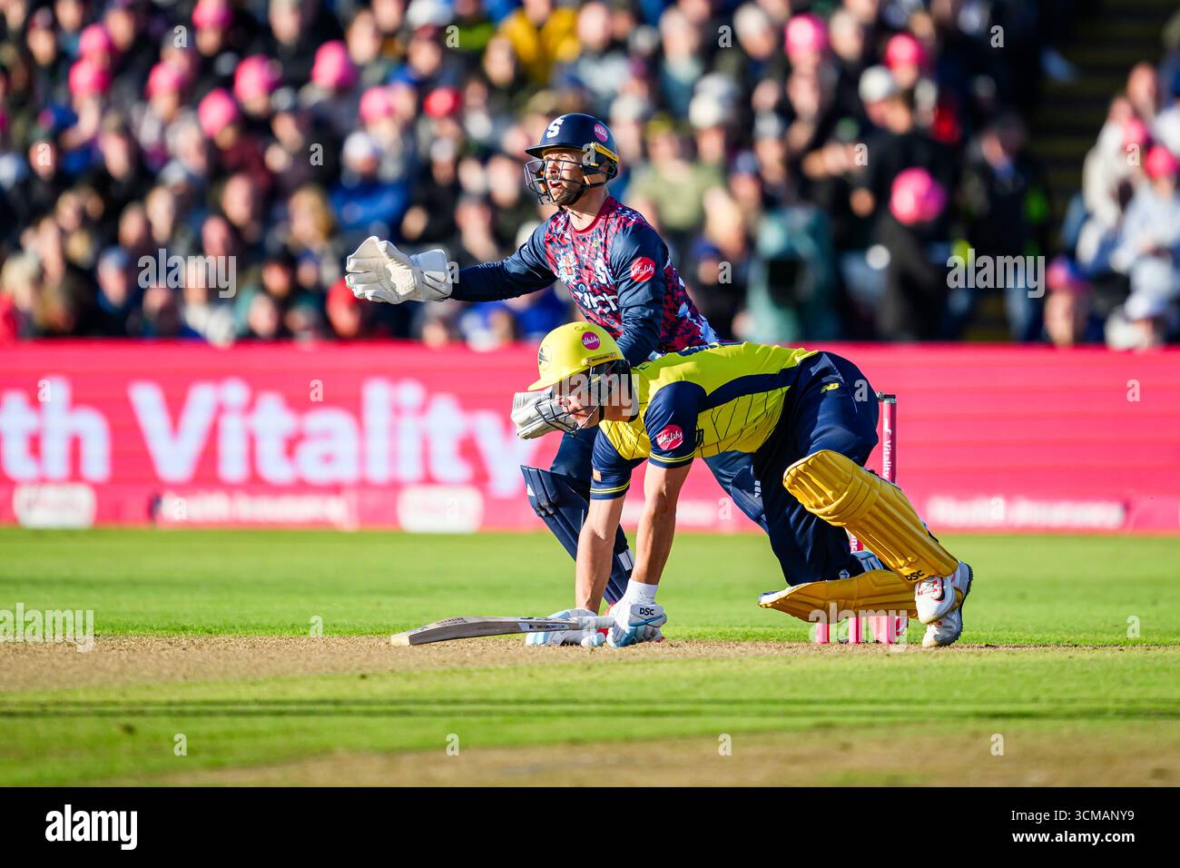 WARWICKSHIRE, REGNO UNITO. 13 settembre: Chris Lynn di Hampshire Hawks (davanti) e Lewis McManus di Northamptonshire Steelbacks (wk) in azione durante Northamptonshire Steelbacks vs Hampshire Hawks - Vitality Blast semifinale all'Edgbaston Cricket Ground sabato 13 settembre 2025 nel WARWICKSHIRE, REGNO UNITO. Crediti: Taka Wu/Alamy Live News Foto Stock