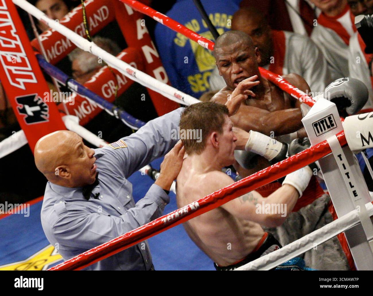 **FOTO FILE** Ricky Hatton è morto. Undefeated' Floyd Mayweather vs. Ricky Hatton all'MGM Grand Garden Arena di Las Vegas, Nevada. 8 dicembre 2007. Kabik/MediaPunch Foto Stock