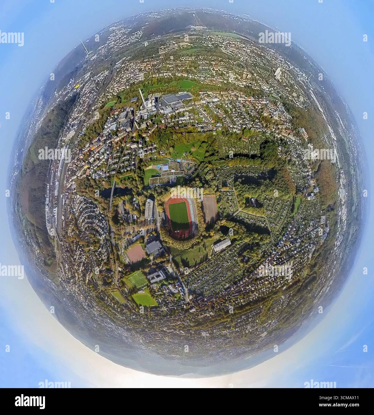 Vista aerea, impianto sportivo Ischelandstadion, associazione giardino di proprietà Ischeland, tiro fisheye, tiro a 360 gradi, Altenhagen, Hagen, zona della Ruhr, no Foto Stock