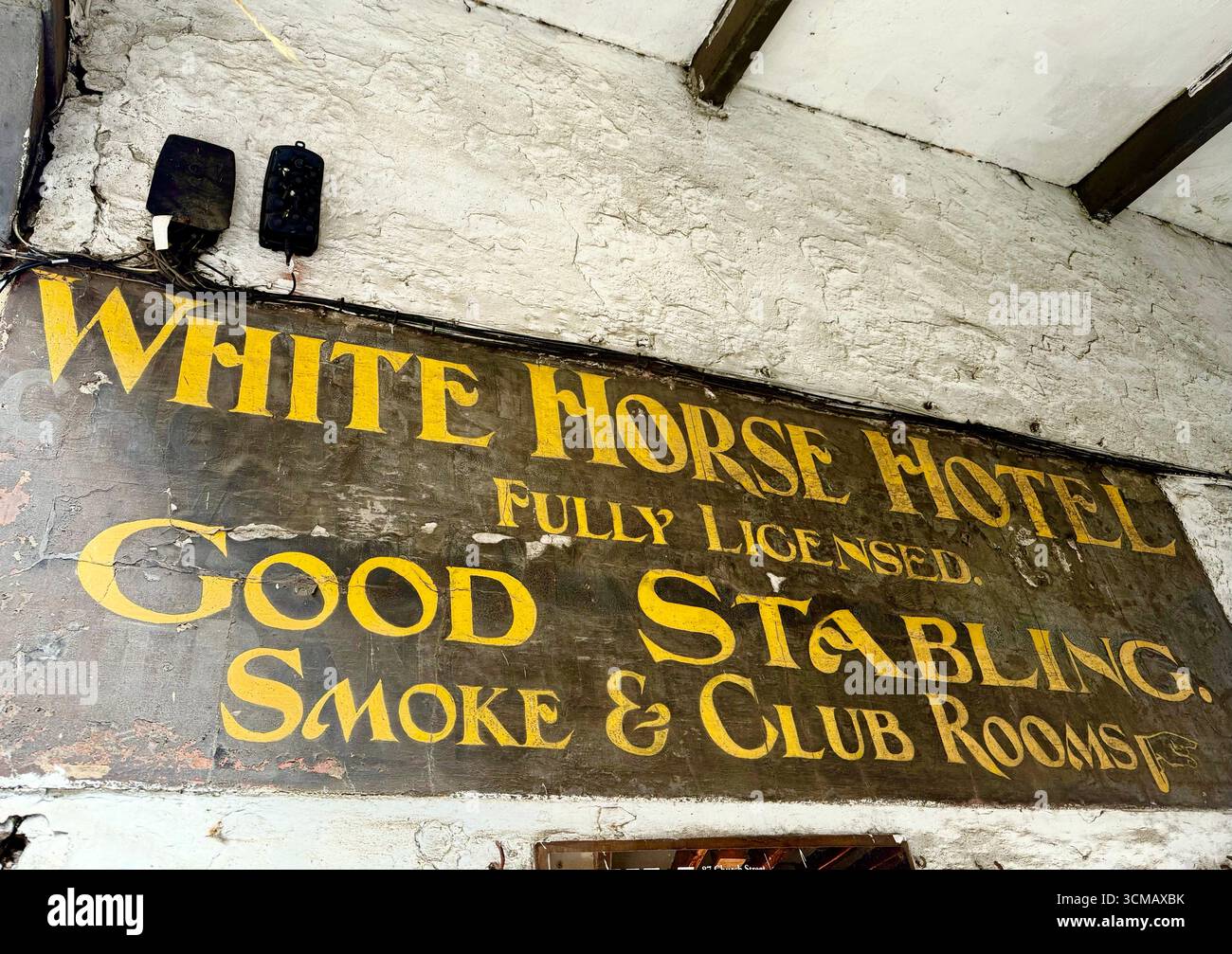 Un vecchio cartello al White Horse Hotel di Whitby, North Yorkshire, Inghilterra, Regno Unito Foto Stock
