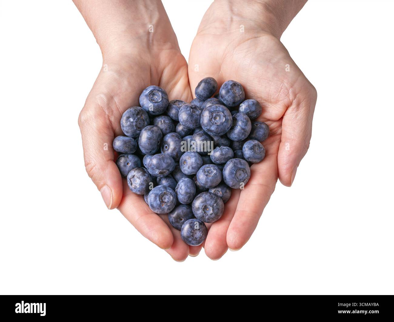 Mirtilli freschi in mani tagliate isolati su frutta biologica bianca e sana. Foto Stock
