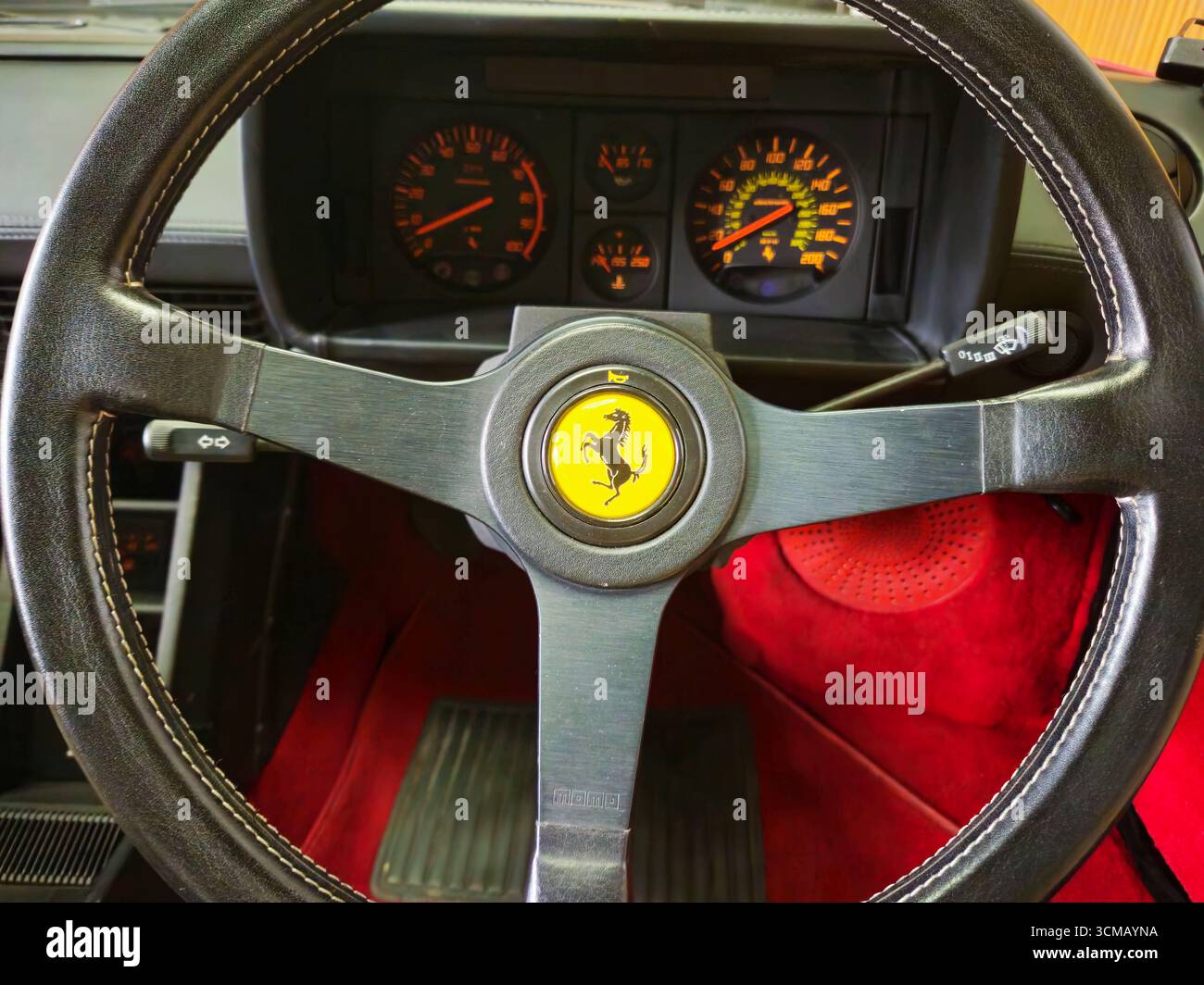Cabina di pilotaggio Ferrari Testarossa con volante Momo e quadro strumenti analogico Foto Stock