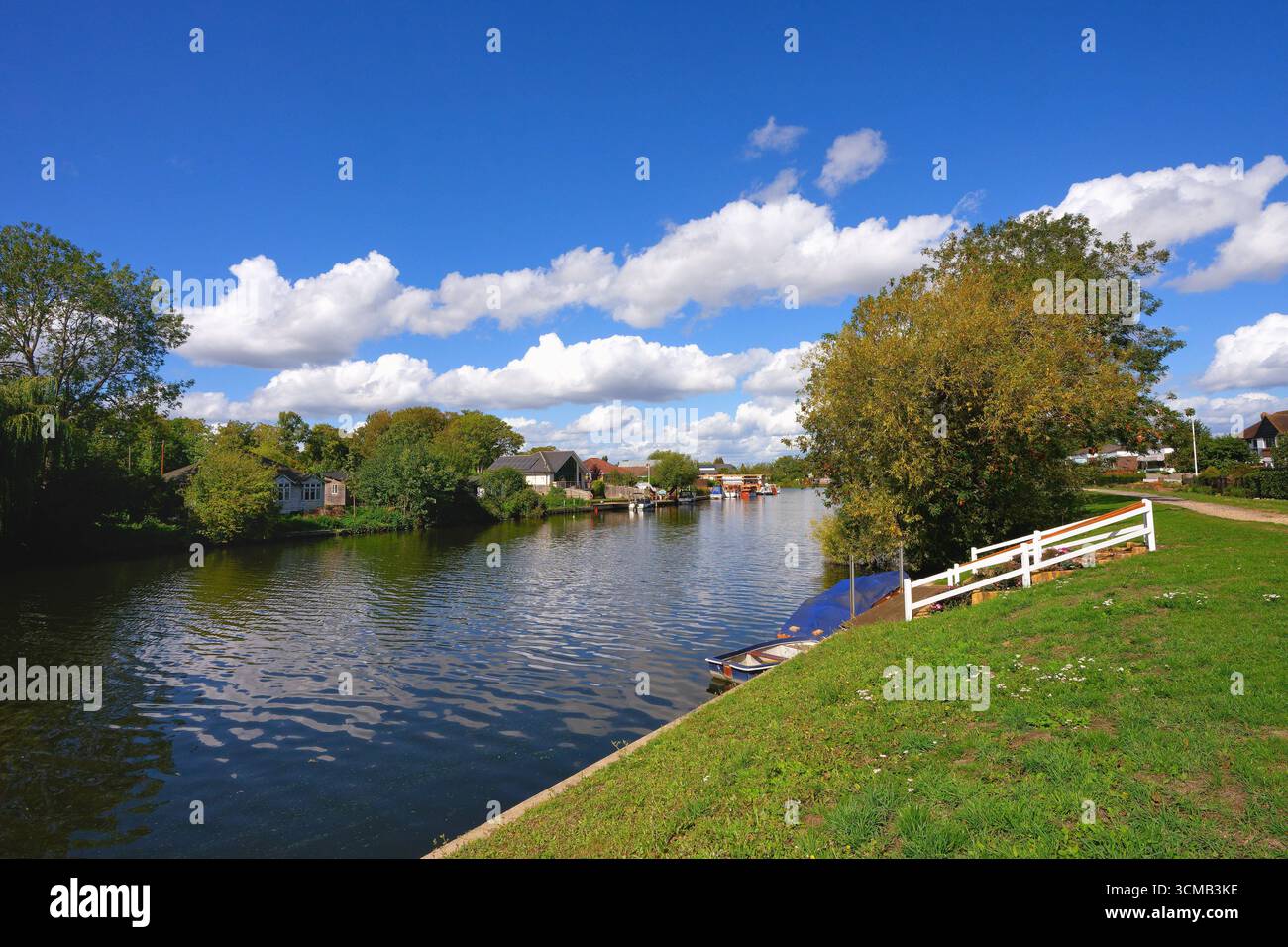 Il Tamigi e il lungofiume a Laleham in una giornata di sole estati Staines Surrey Inghilterra Regno Unito Foto Stock