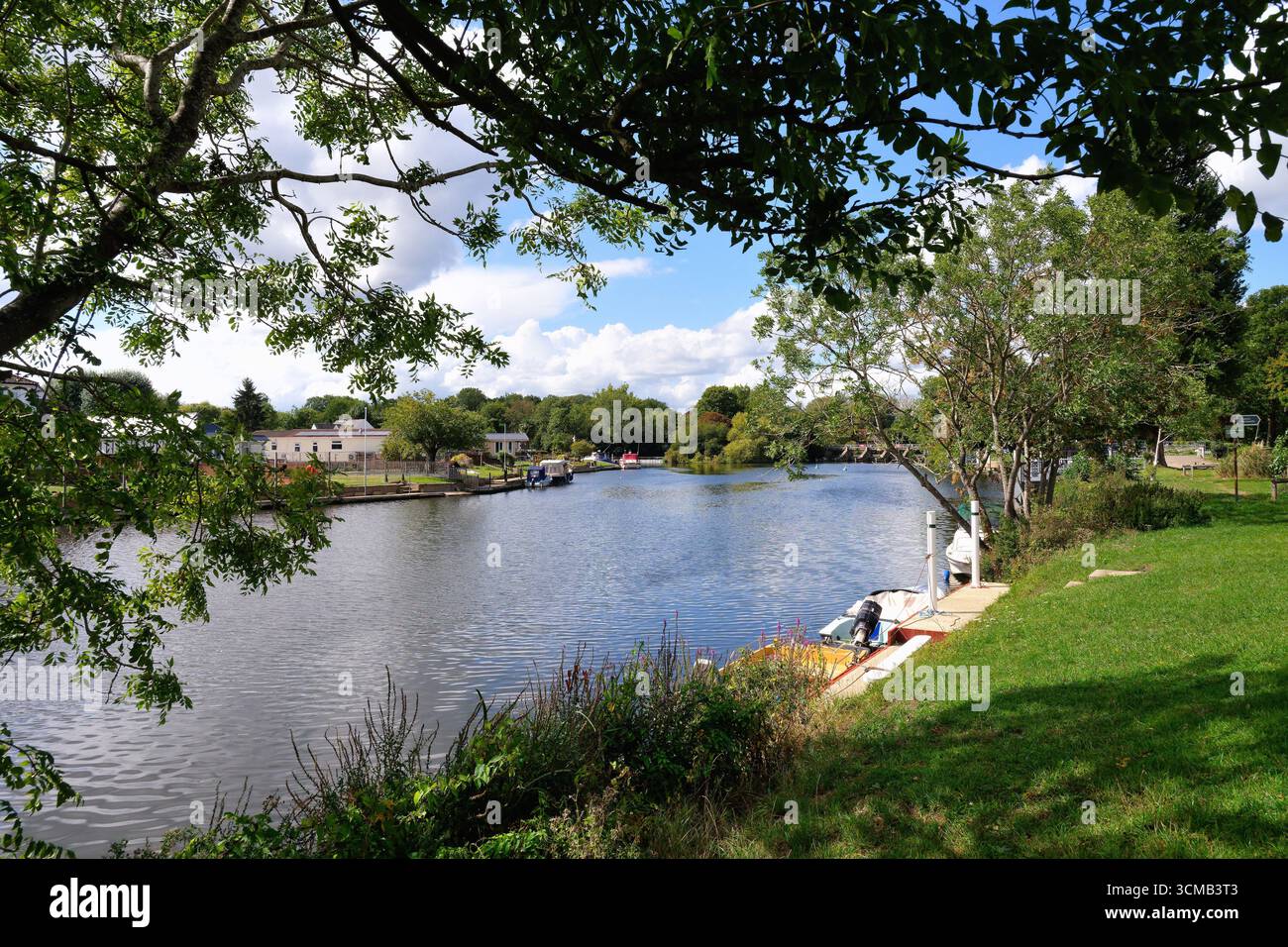 Il Tamigi e il lungofiume a Laleham in una giornata di sole estati Staines Surrey Inghilterra Regno Unito Foto Stock