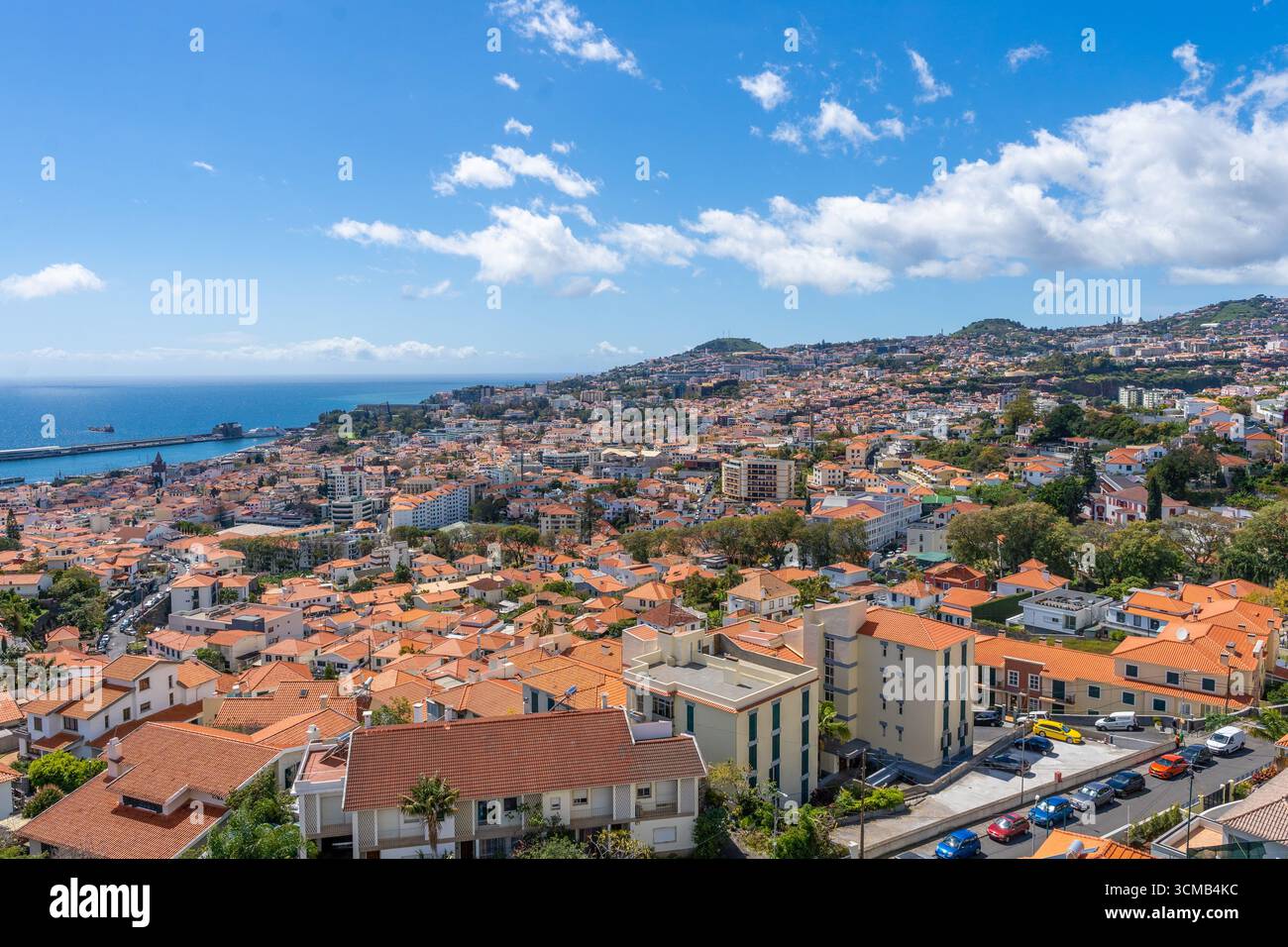 Vista panoramica della città di Funchal con tetti di tegole rosse e dell'oceano, Madeira, Portogallo Foto Stock