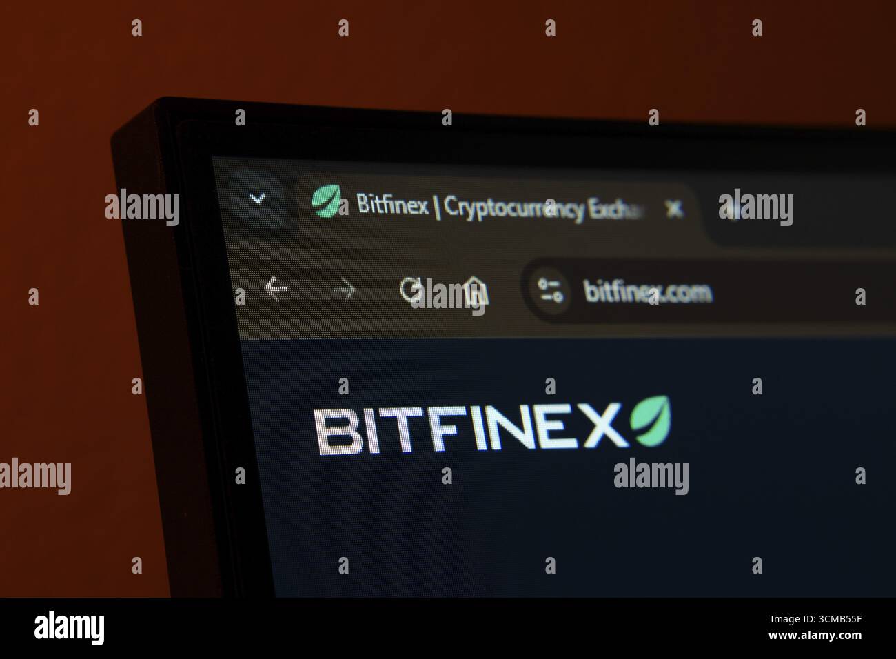 Dhaka, Bangladesh - 2 giugno 2025: Primo piano dello schermo di un computer che visualizza l'interfaccia Web Bitfinex in modalità buia Foto Stock