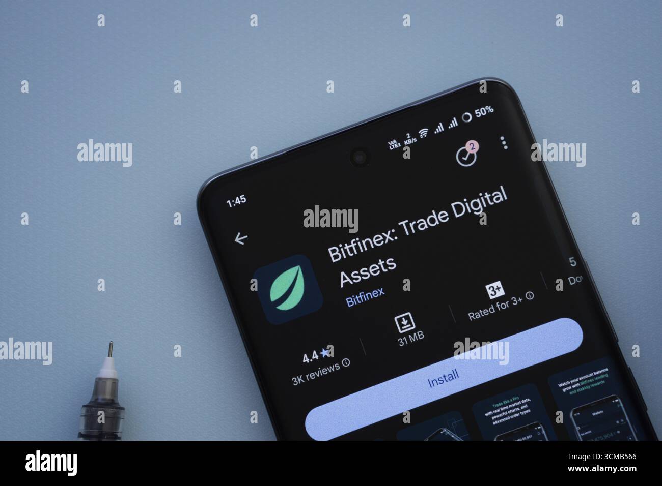 Dacca, Bangladesh - 29 maggio 2025: Su una superficie blu, uno smartphone visualizza l'app Bitfinex all'interno del Google Play Store Foto Stock