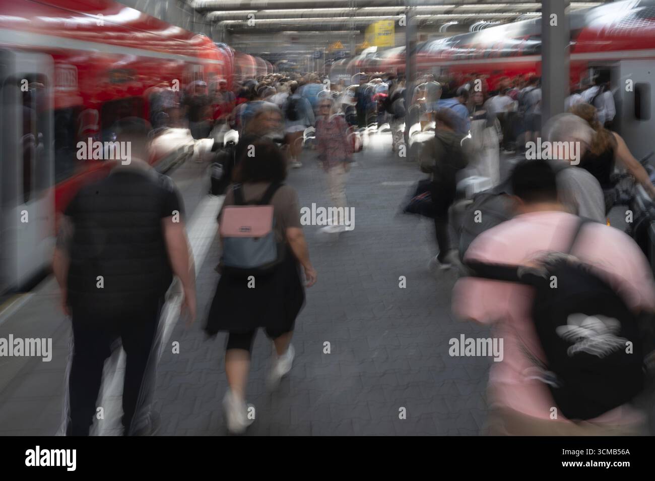 Viaggiatori sul binario della stazione centrale di Monaco, Movement, Monaco, Baviera, Germania Foto Stock