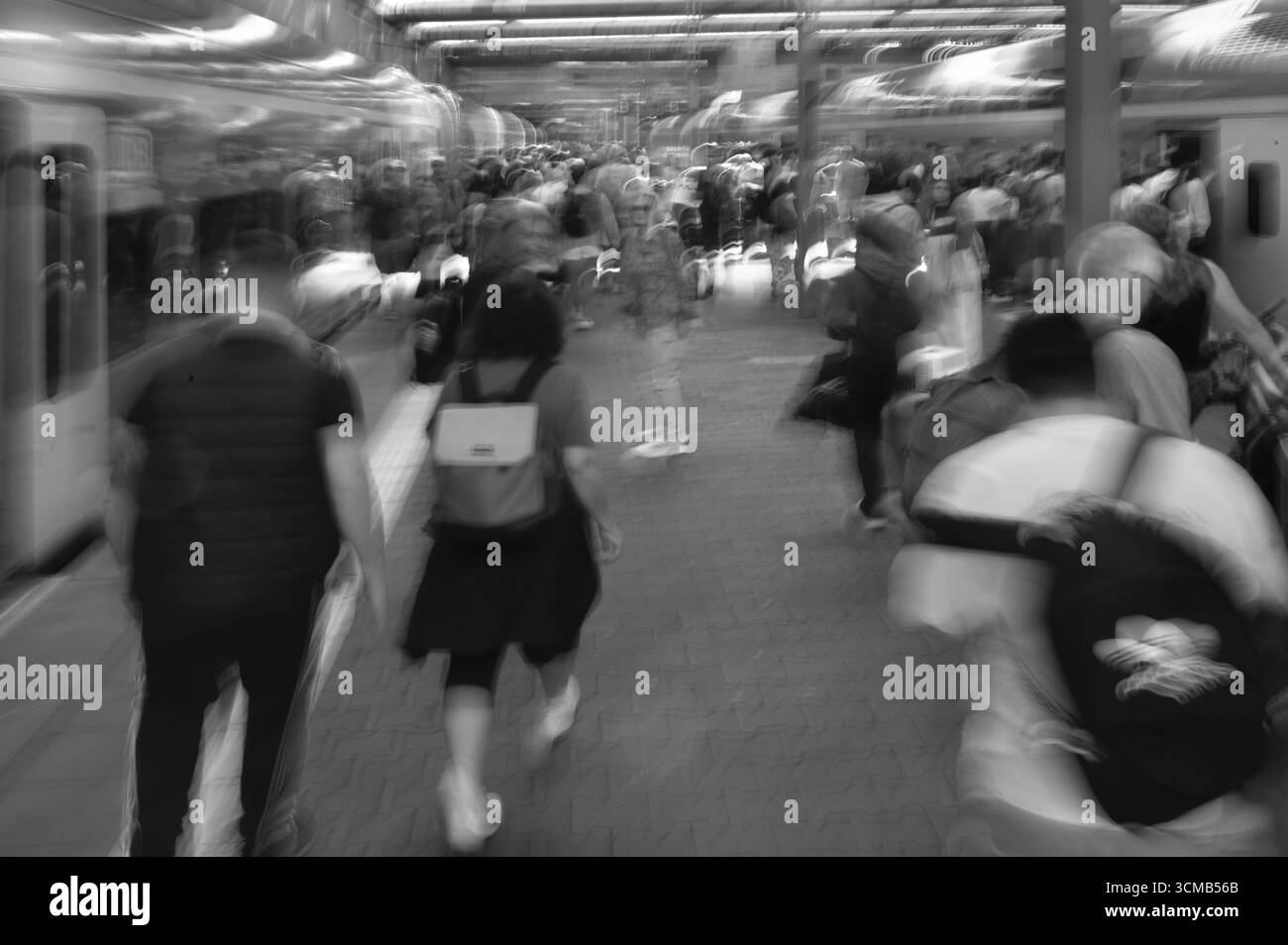 Viaggiatori sul binario della stazione centrale di Monaco, Movement, Monaco, Baviera, Germania Foto Stock