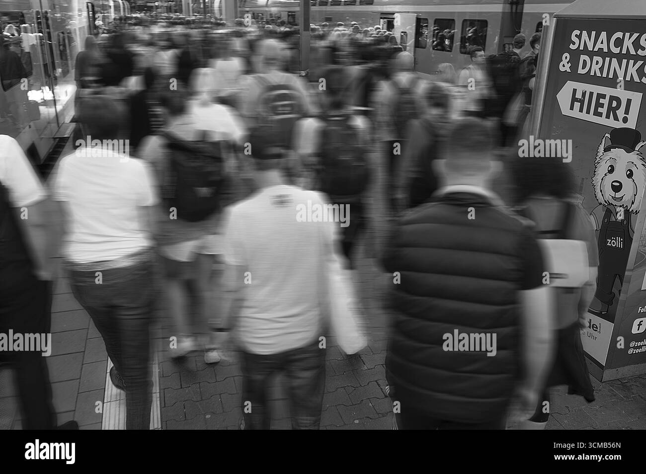 Viaggiatori che arrivano sul binario alla stazione centrale di Monaco, Movement, Monaco, Baviera, Germania Foto Stock