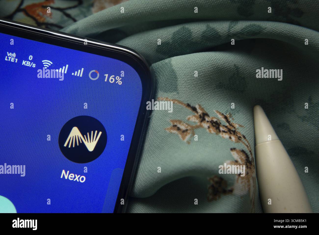 Dhaka, Bangladesh - 7 maggio 2025: L'icona dell'app Nexo viene visualizzata sullo smartphone Foto Stock