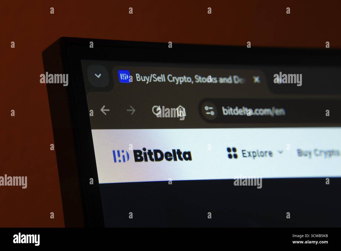 Dhaka, Bangladesh - 2 giugno 2025: Primo piano dello schermo di un computer che visualizza l'interfaccia Web BitDelta in modalità buia Foto Stock
