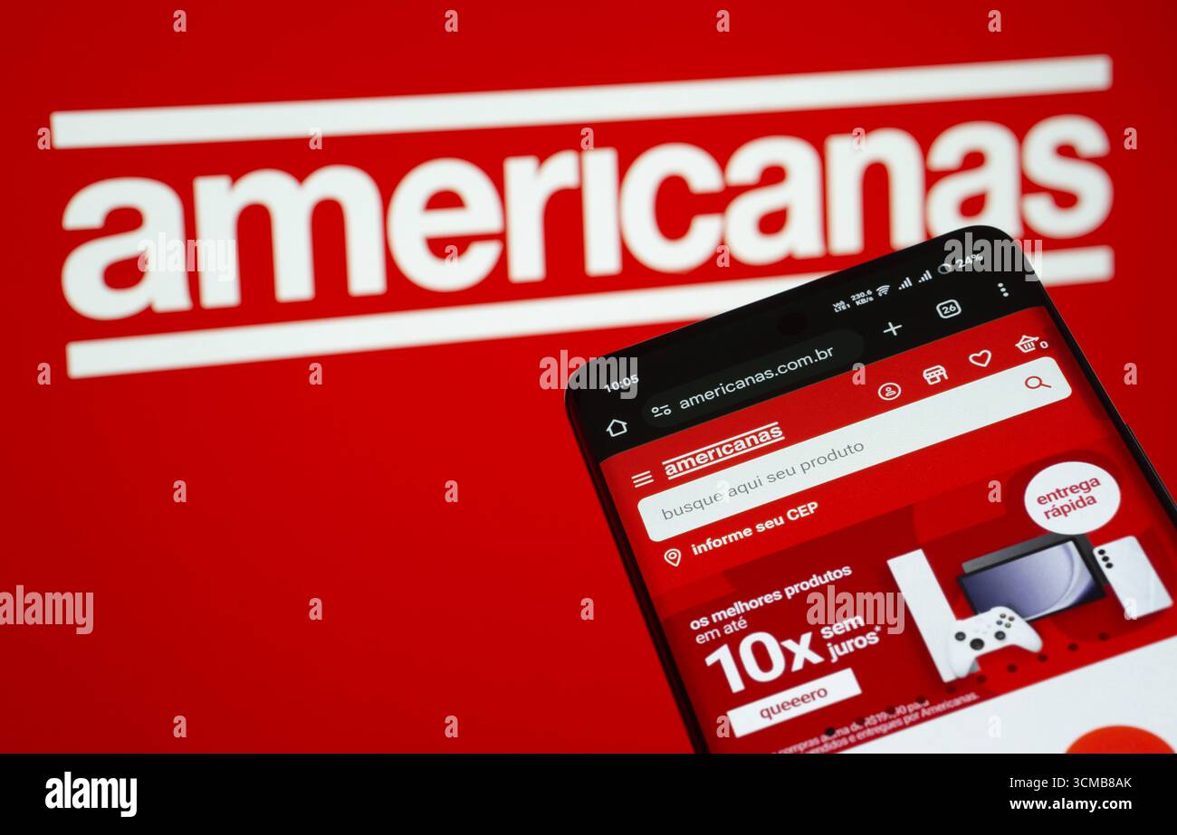 Dhaka, Bangladesh - 03 luglio 2025: Smartphone con interfaccia web Americanas sullo sfondo del logo americanas Foto Stock
