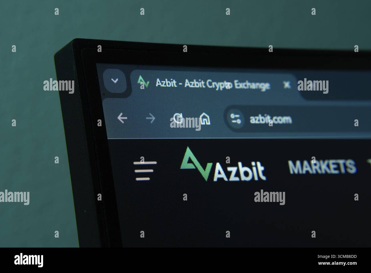 Dhaka, Bangladesh - 2 giugno 2025: Primo piano dello schermo di un computer che visualizza l'interfaccia Web Azbit in modalità buia Foto Stock