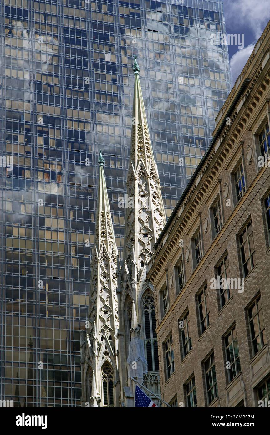 Torri della Cattedrale di San Patrizio di fronte alla facciata di un grattacielo, Manhattan, New York City, USA Foto Stock