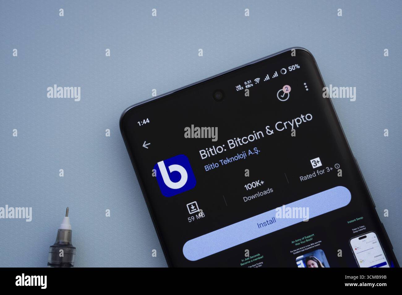 Dacca, Bangladesh - 29 maggio 2025: Su una superficie blu, uno smartphone visualizza l'app Bitlo all'interno del Google Play Store Foto Stock