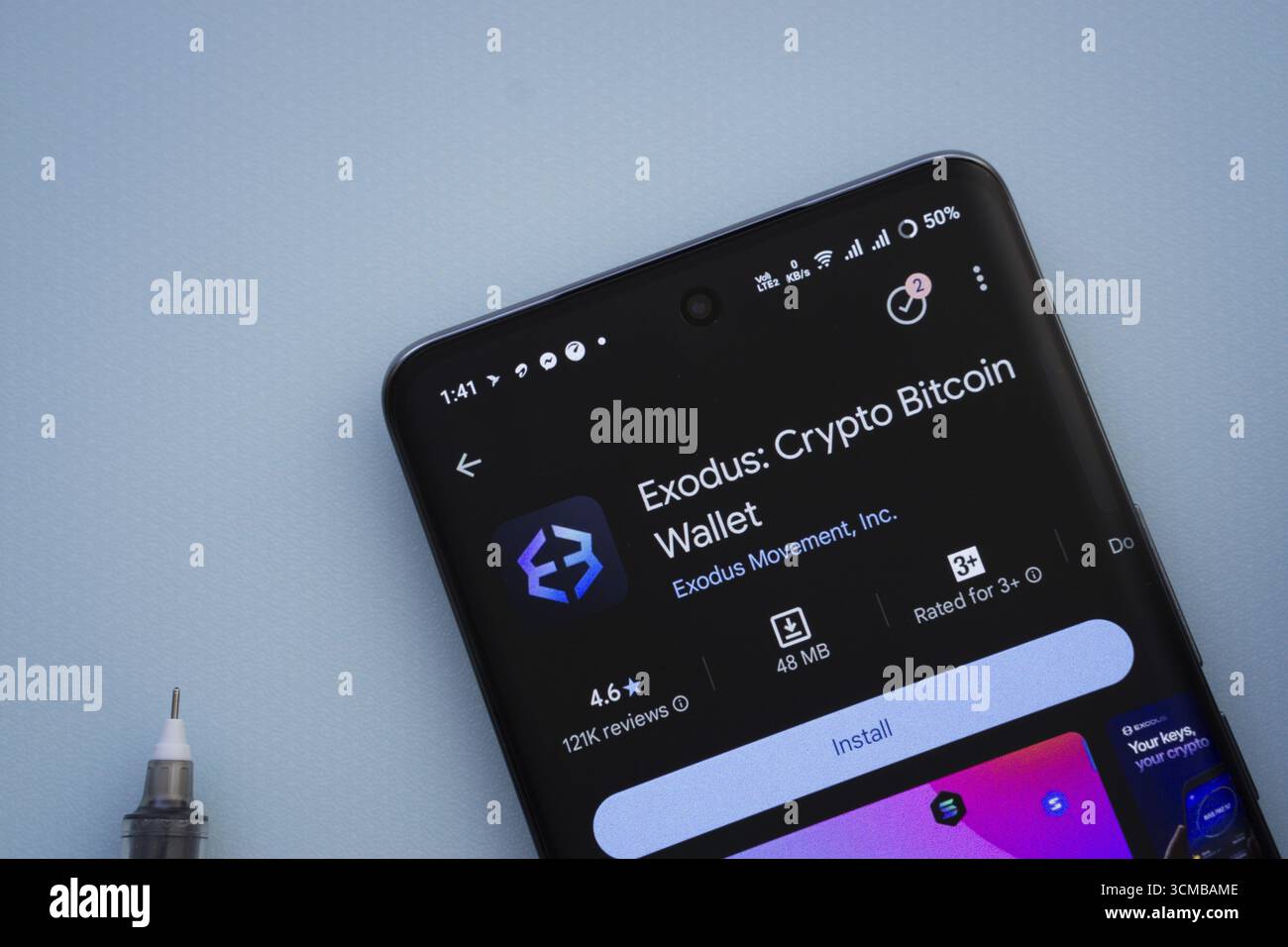 Dhaka, Bangladesh - 29 maggio 2025: Su una superficie blu, uno smartphone visualizza l'app Exodus all'interno del Google Play Store Foto Stock
