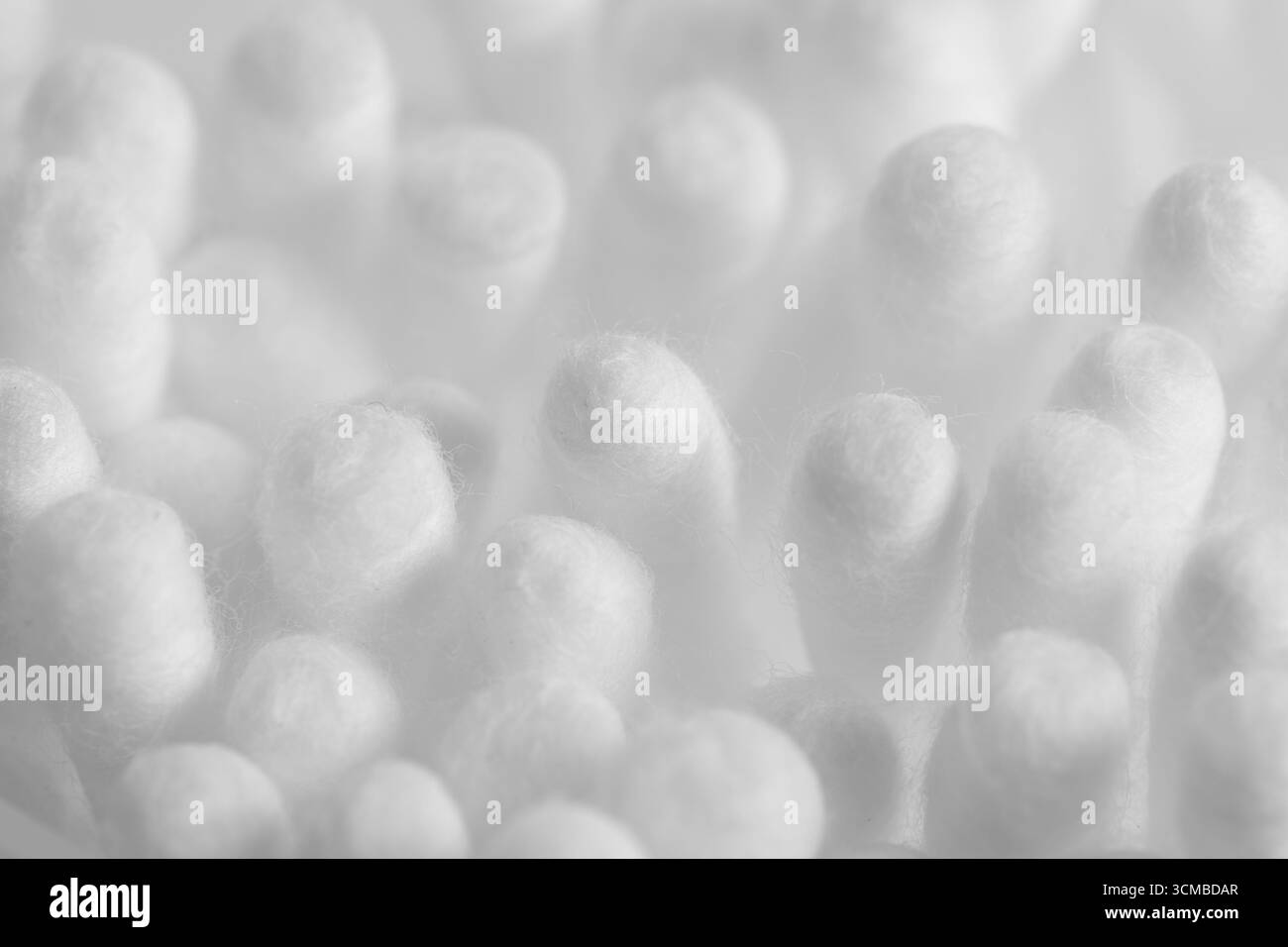 Batuffoli di cotone in primo piano. Macro. Igiene delle orecchie Foto Stock