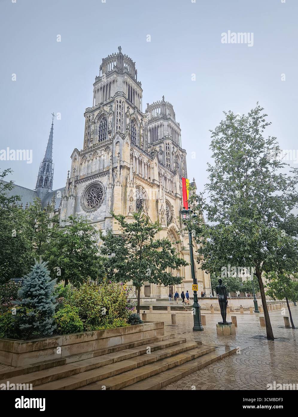 La magnifica Cattedrale gotica di Orleans della Santa Croce in un giorno di pioggia. Basilique francese Sainte-Croix ornata da torri gemelle e larg Foto Stock