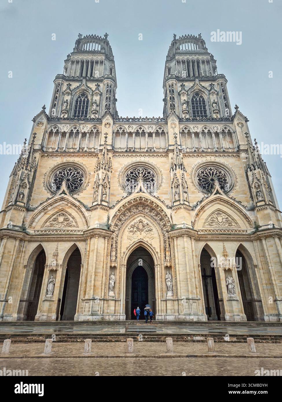 La magnifica Cattedrale gotica di Orleans della Santa Croce in un giorno di pioggia. Basilique francese Sainte-Croix ornata da torri gemelle e larg Foto Stock