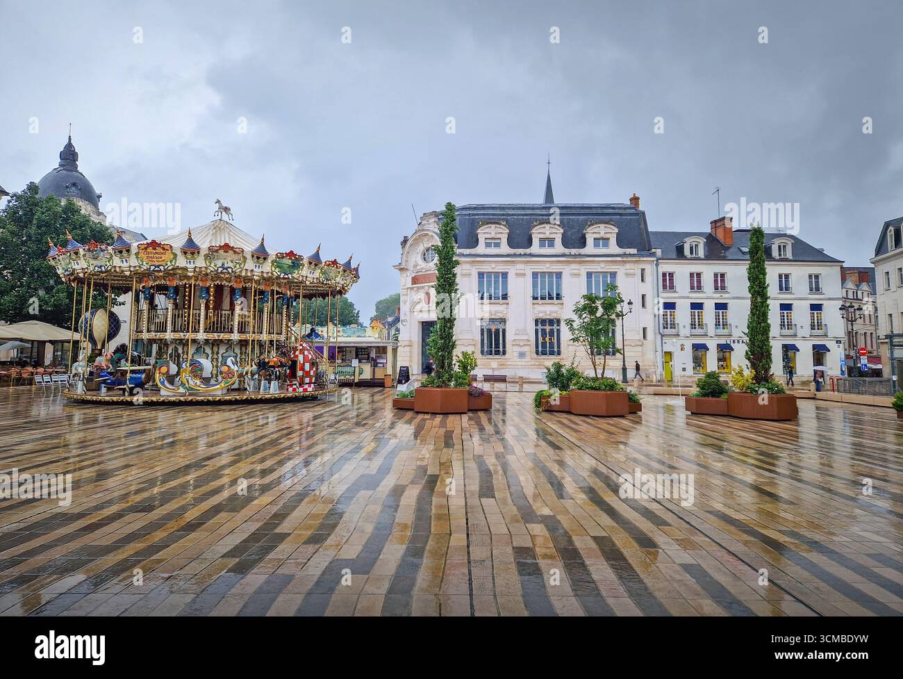 Orleans, Francia - 30 agosto 2023 Town Square, Place du Martroi a Orleans, in una giornata di pioggia. Un carosello vintage con decorazioni colorate Foto Stock