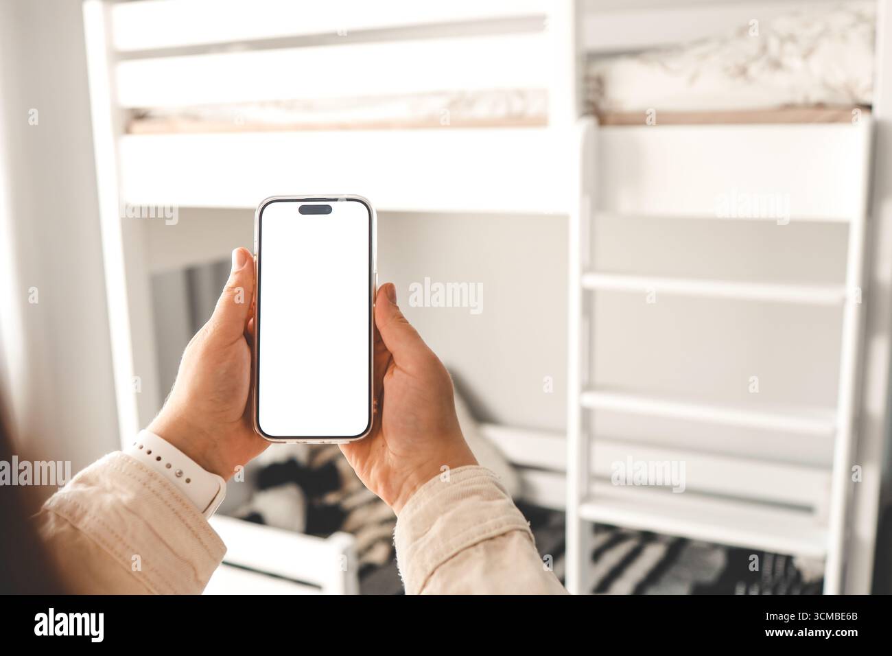 Telefono con schermo isolato nella stanza dei bambini sullo sfondo di un letto a castello, ordinare mobili. Foto Stock
