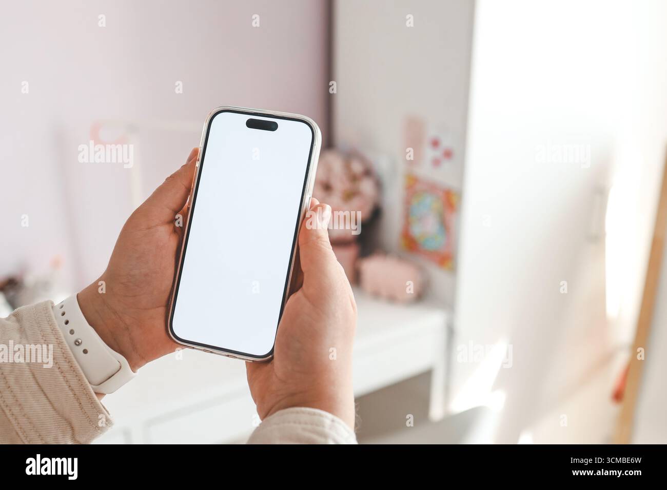 Telefono con schermo isolato nella stanza dei bambini sullo sfondo di un letto a castello, ordinare mobili. Foto Stock