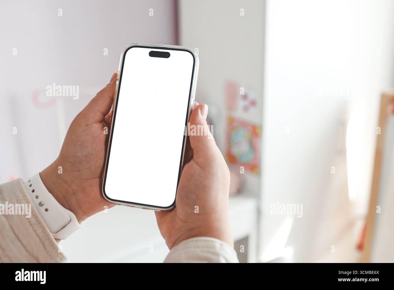 Telefono con schermo isolato nella stanza dei bambini sullo sfondo di un letto a castello, ordinare mobili. Foto Stock