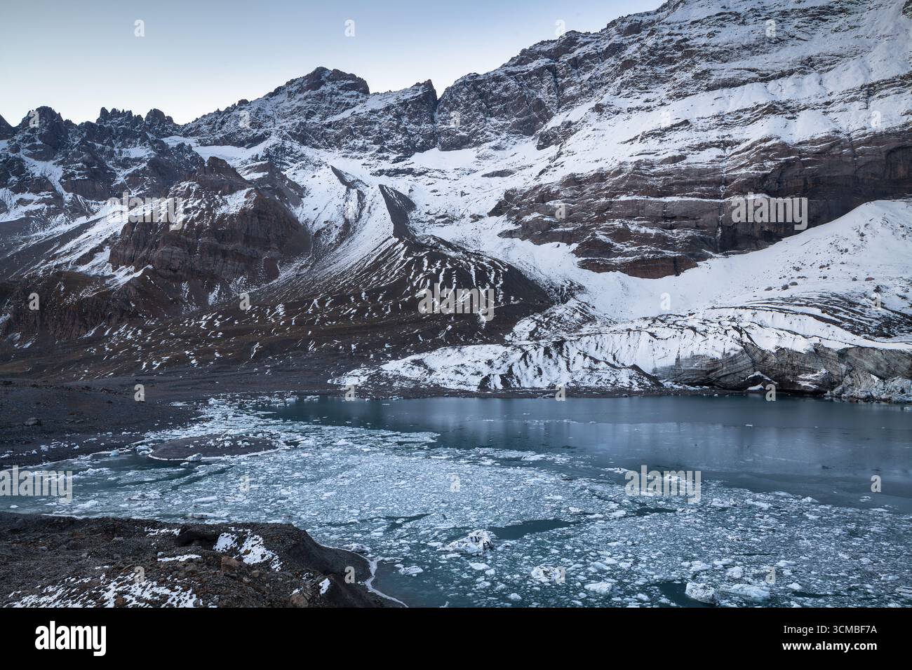 Alte impressioni alpine dal lago Clariden in Svizzera al passo di chiusa. Foto Stock