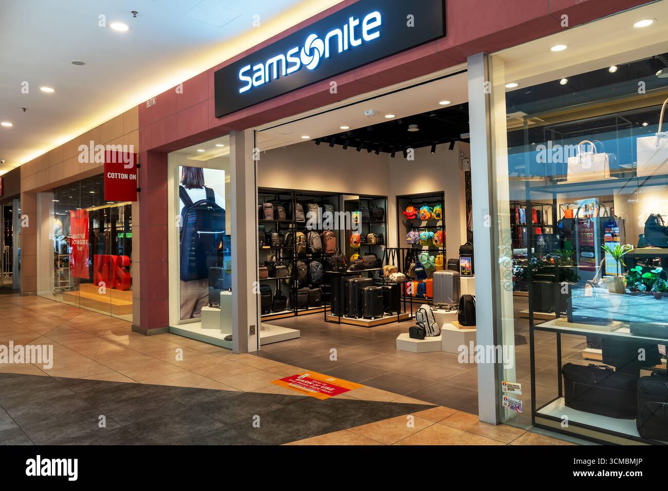 Sepang, Selangor, Malesia - 06 settembre 2025: Negozio Samsonite nel Mitsui Outlet Park KLIA Sepang. La Samsonite è una Foto Stock