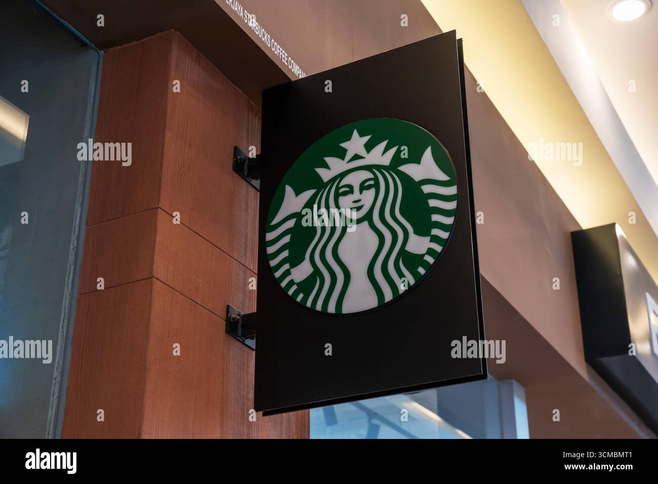 Sepang, Selangor, Malesia - 06 settembre 2025: Logo Starbucks al Mitsui Outlet Park KLIA Sepang. Starbucks Corporation è una catena multinazionale americana Foto Stock
