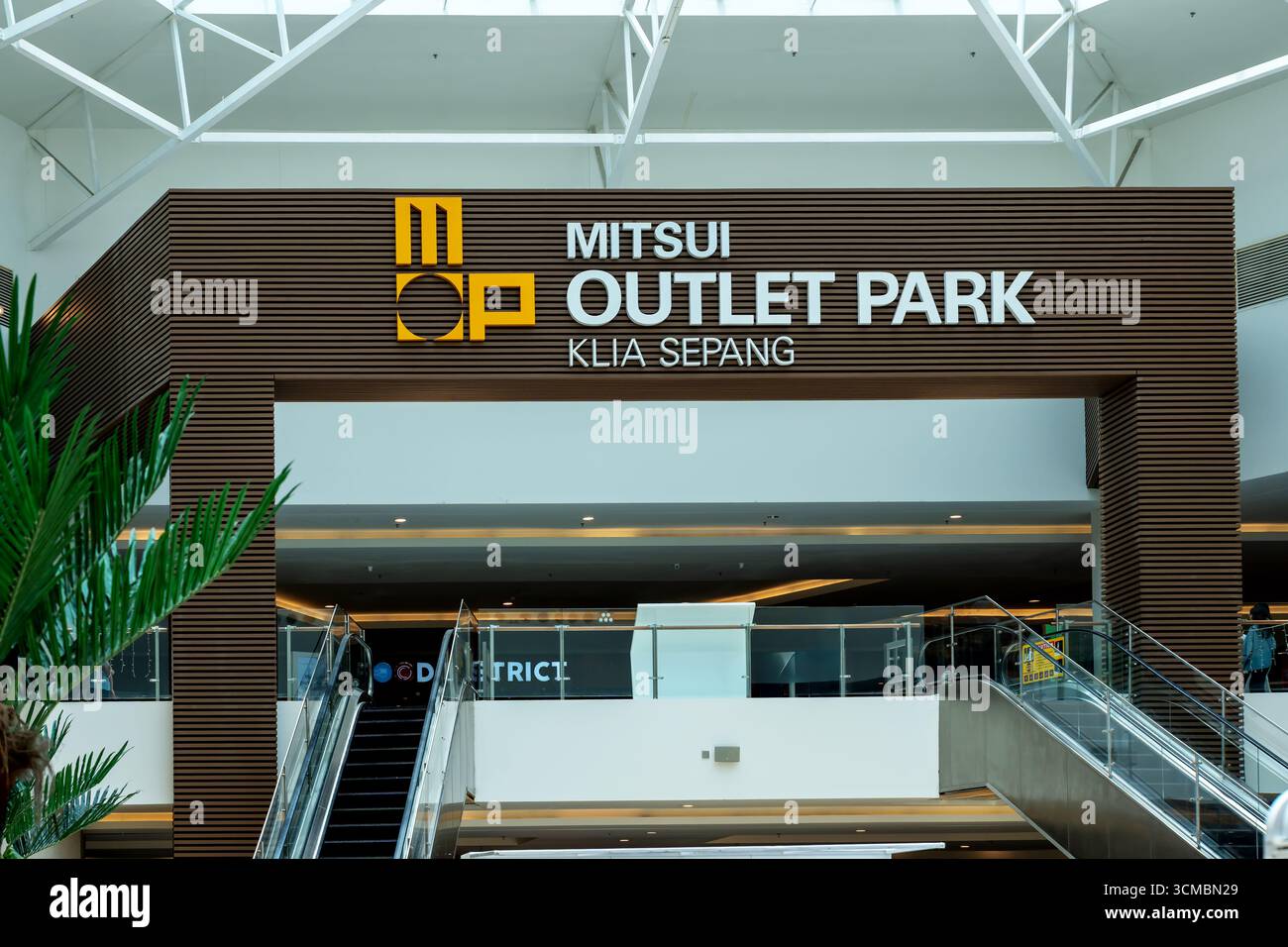Sepang, Selangor, Malesia - 06 settembre 2025: Cartello con l'indicazione di Mitsui Outlet Park KLIA Sepang. Mitsui è un centro commerciale outlet. Foto Stock