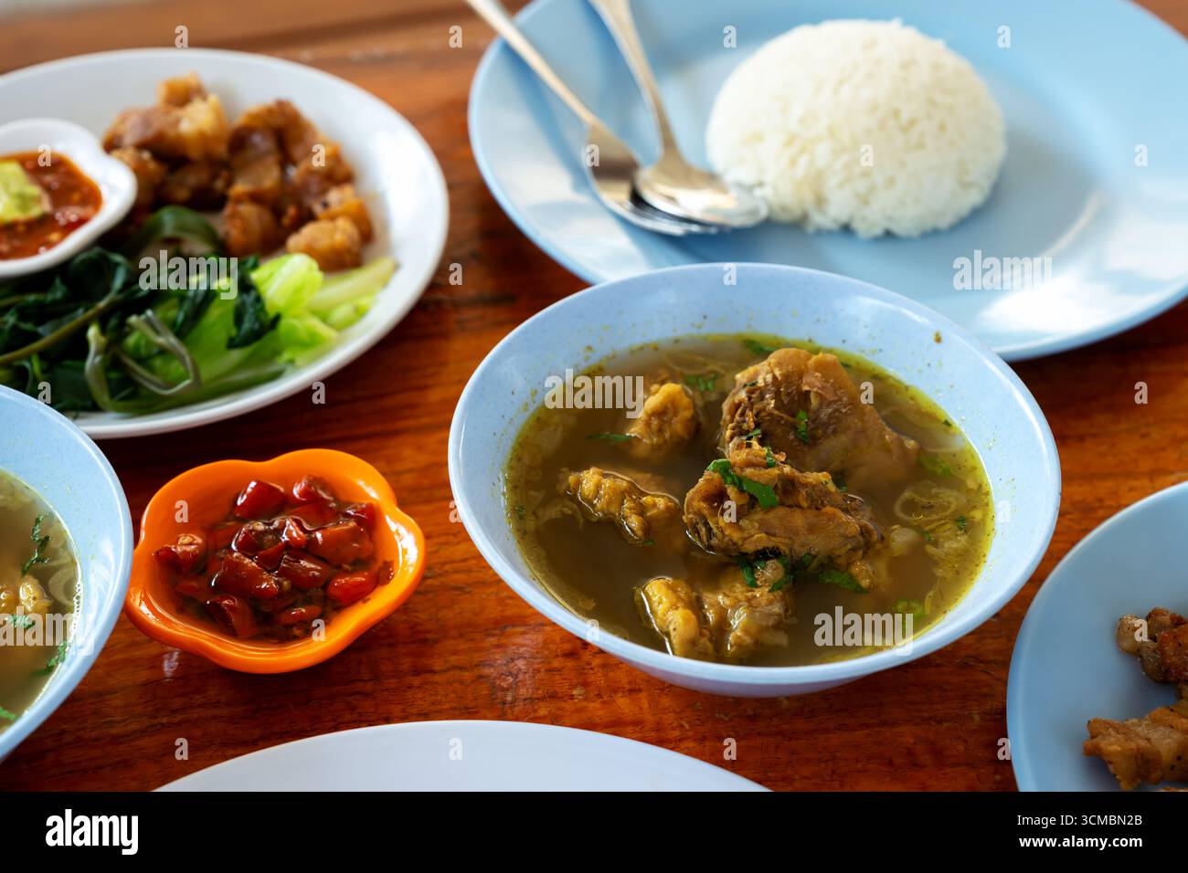 Pranzo balinese con riso, maiale fritto e zuppa, Bali, Denpasar Foto Stock