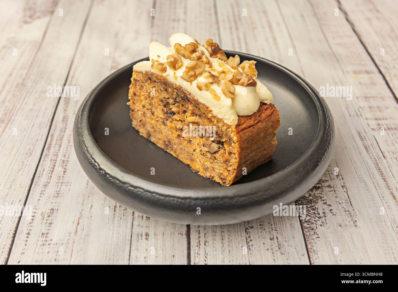 Torta al caffè con un intenso aroma di espresso, ripiena di crema di caffè e decorata con gocce di cioccolato. Foto Stock