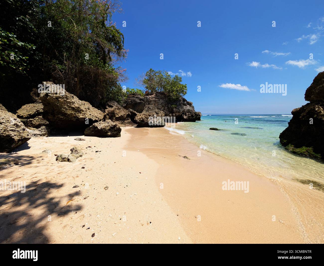 Vista della spiaggia di Padang Padang a Uluwatu Bali Foto Stock