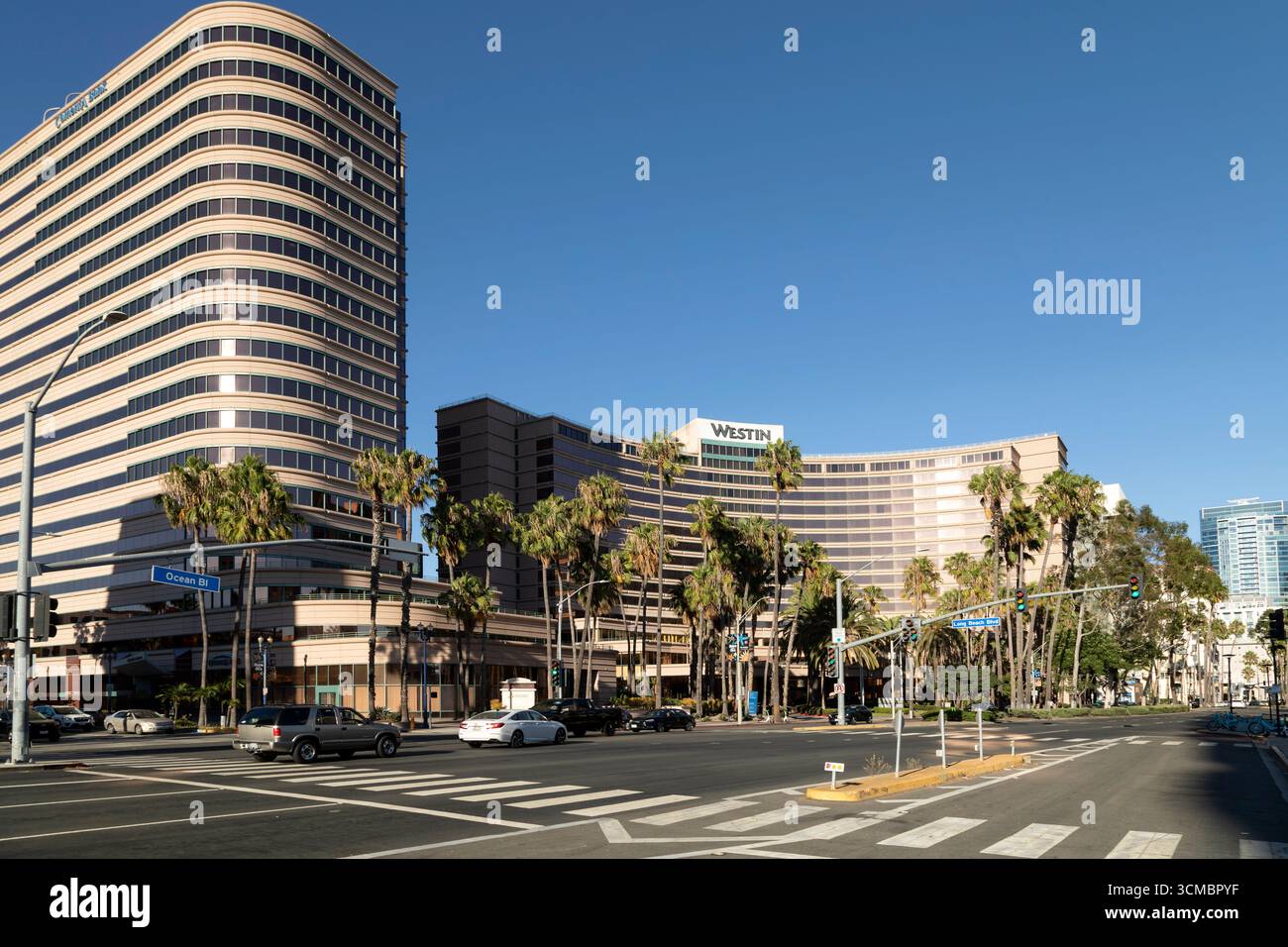Edifici sull'Ocean Boulevard a Long Beach, California. L'hotel Westin si affaccia sulla strada. Foto Stock