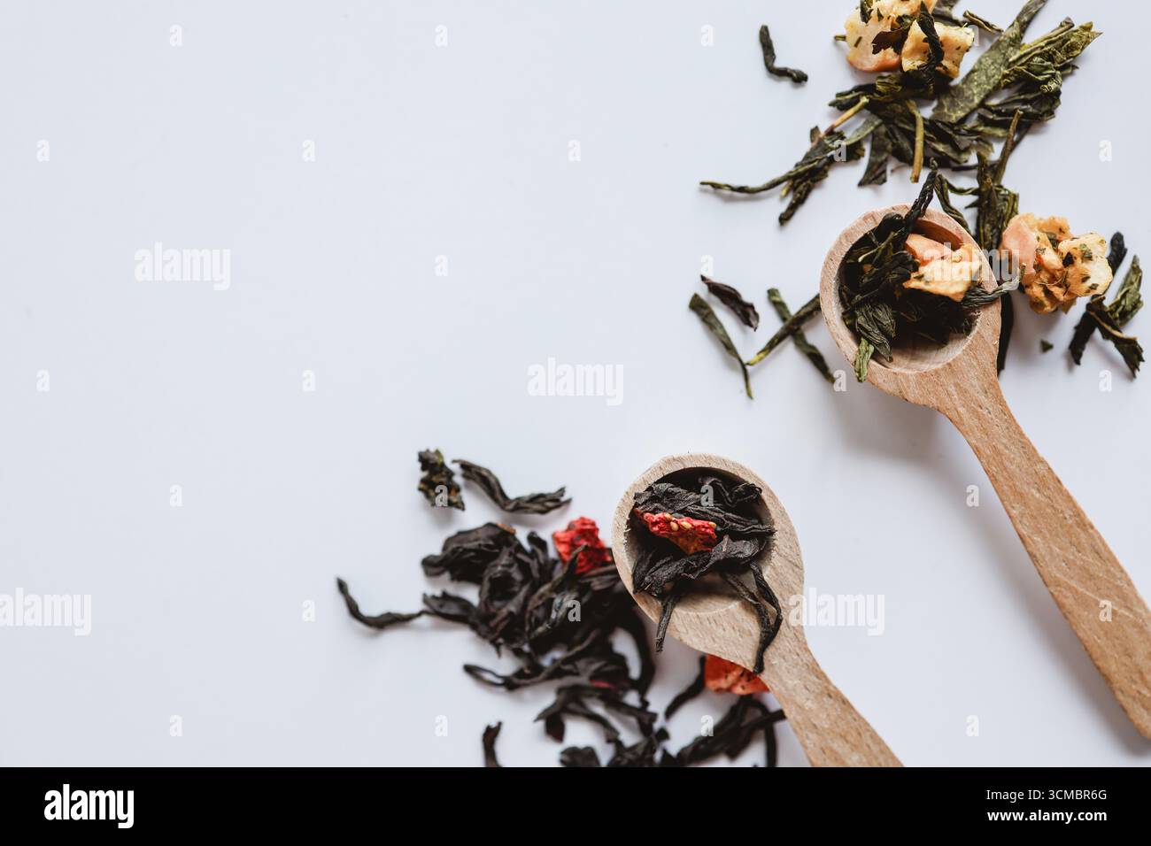 Assortimento di tè a foglia libera su sfondo bianco, vista dall'alto. Foto Stock