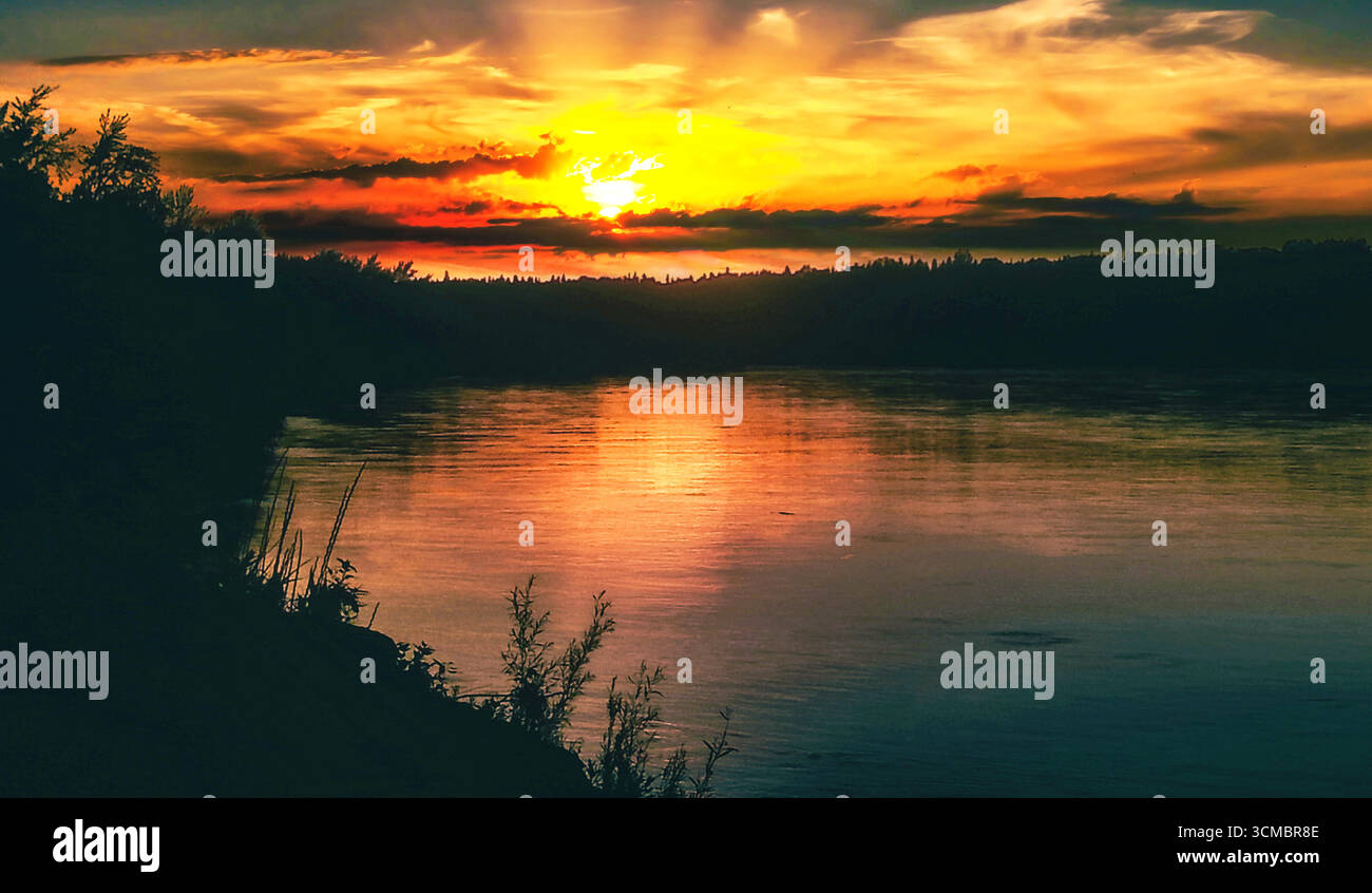 Terwillegar Park, Edmonton, Alberta; North Saskatchewan River con passerella pedonale per Jan Reimer Park, vasti sentieri al guinzaglio e bagliore del tramonto. Illustrazione Vettoriale
